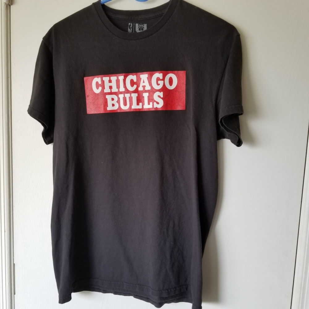 NBA Chicago Bulls black tshirt with spell out